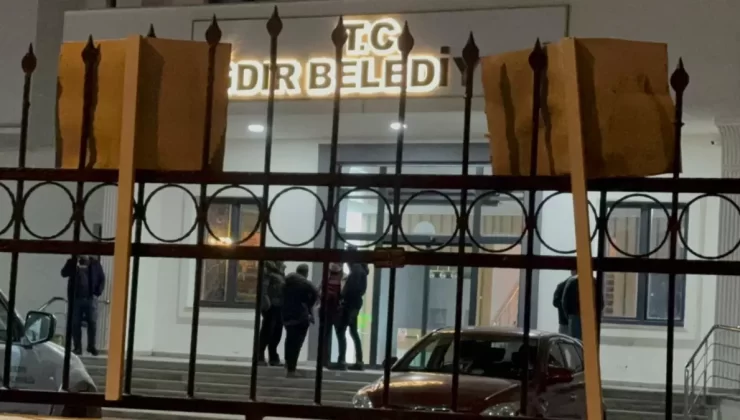 AK Parti İl Binasına Satırla Saldırı