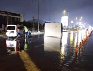 Aksaray’da Fırtına ve Yağmur Trafiği Olumsuz Etkiledi