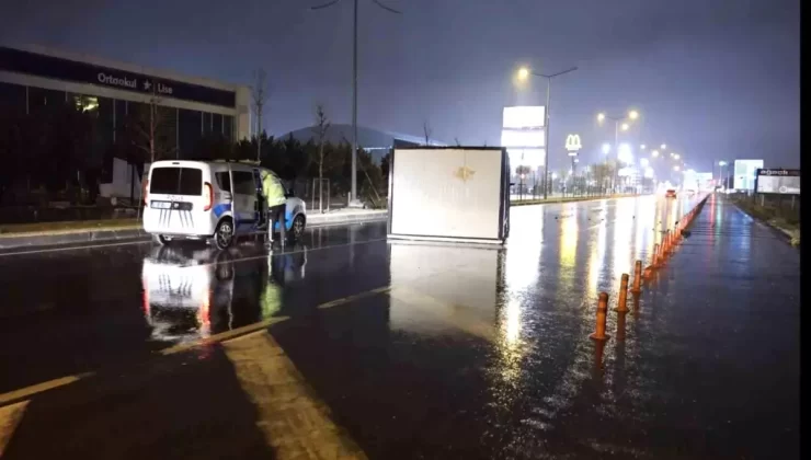 Aksaray’da Fırtına ve Yağmur Trafiği Olumsuz Etkiledi