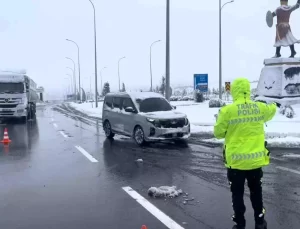 Aksaray’da Kar Yağışı Yol Kapattı