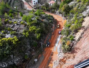 Alanya Belediyesi, Sağanak Yağış Sonrası Kapanan Yolları Açtı