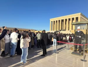 Anıtkabir’de Yoğun Ziyaretçi Akını