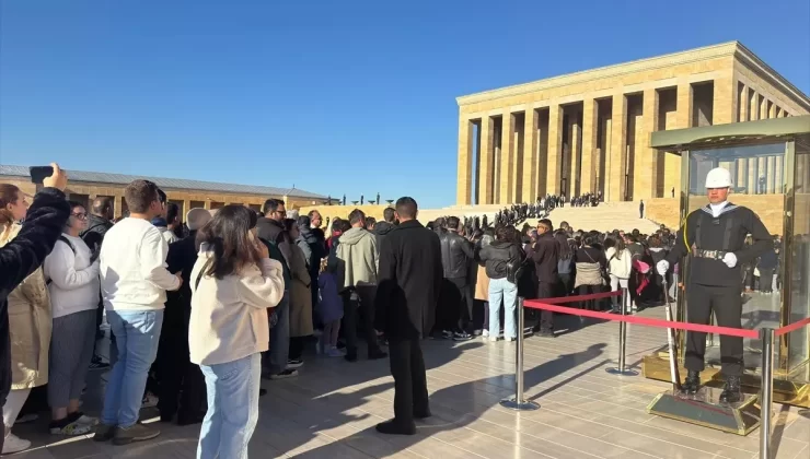 Anıtkabir’de Yoğun Ziyaretçi Akını