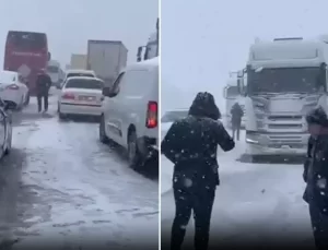 Ankara-İstanbul yolunda yoğun kar nedeniyle trafik durdu, vatandaşlar dakikalarca yolda bekledi