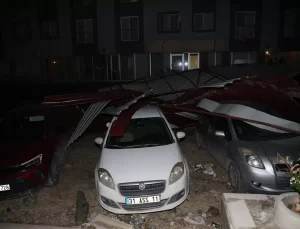 Antakya’da Şiddetli Rüzgar Çatıları Uçurdu