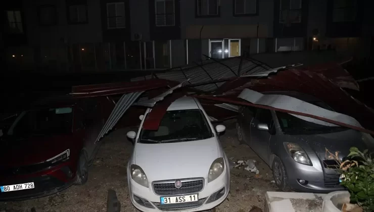 Antakya’da Şiddetli Rüzgar Çatıları Uçurdu