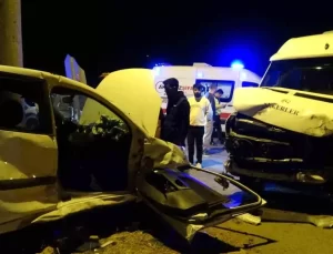 Antalya’da Dur Tabelasına Uymayan Araç Kaza Yaptı