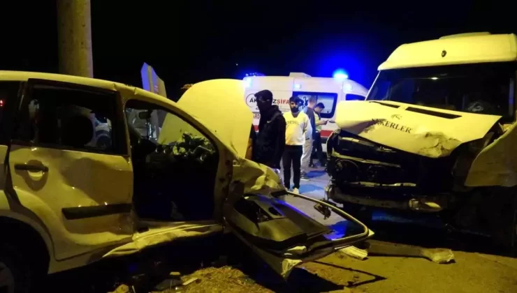 Antalya’da Dur Tabelasına Uymayan Araç Kaza Yaptı