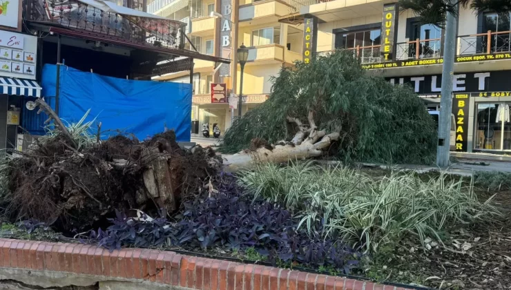 Antalya’da Fırtına Hasara Yol Açtı