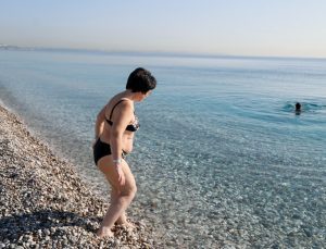 Antalya’da kasım sonunda denize girdiler