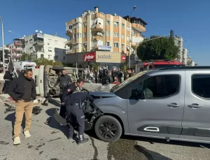 Antalya’da Minibüs ve Hafif Ticari Araç Çarpıştı