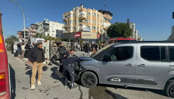 Antalya’da Minibüs ve Hafif Ticari Araç Çarpıştı