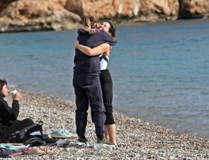 Antalya’da montlarıyla gelip,  ısınmak için denize girdiler