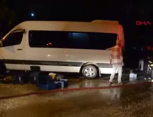 Antalya’da Park Halindeki Servis Minibüsü Yandı