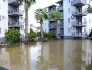 Antalya’da Sağanak Sonrası Tahliye Çalışmaları Başladı