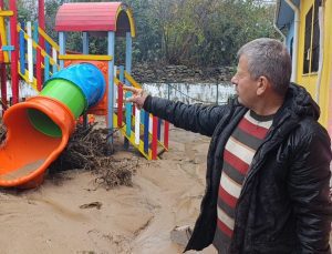 Antalya’da sel felaketi: İstinat duvarı yıkılan okul sular altında kaldı