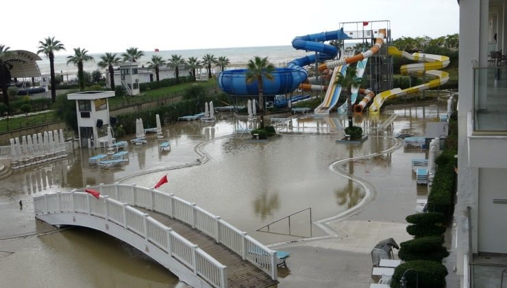 Antalya’da taşkın alarmı: Dere taştı, oteli su bastı, 500 turist tahliye edildi