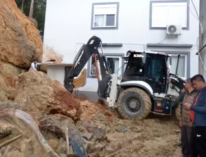 Antalya’da Toprak Kayması ve Kaya Düşmesi Panik Yarattı