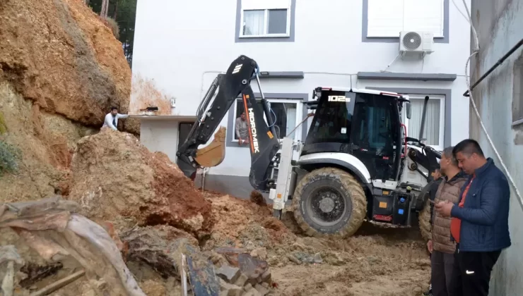 Antalya’da Toprak Kayması ve Kaya Düşmesi Panik Yarattı
