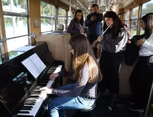 Antalya’da Tramvayda Piyano Keyfi