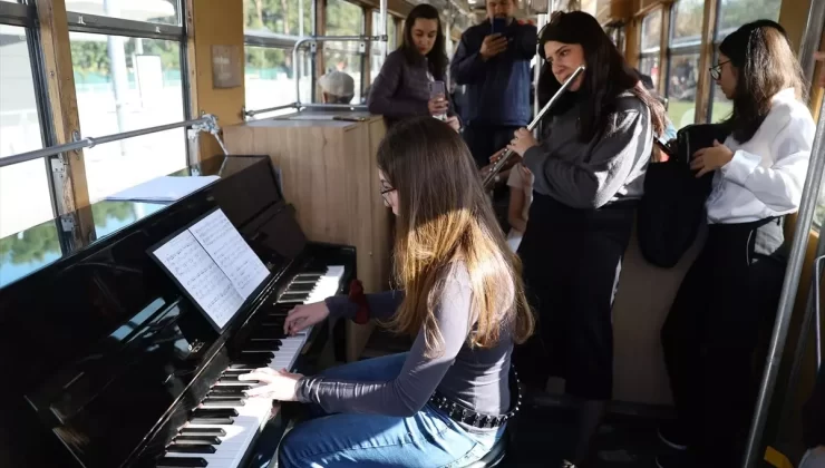 Antalya’da Tramvayda Piyano Keyfi