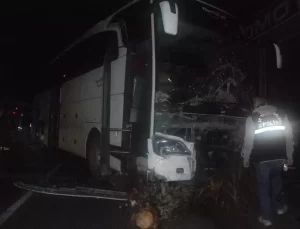 Antalya’da Tur Otobüsü ile Otomobil Çarpıştı: 1 Ölü
