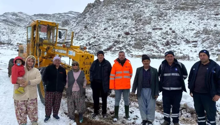 Antalya’da Yoğun Kar Yağışı Nedeniyle Mahsur Kalan Aileler Kurtarıldı