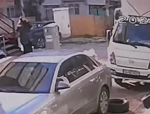 Apartman Penceresinden Atılan Çöp Poşeti Otomobile Zarar Verdi