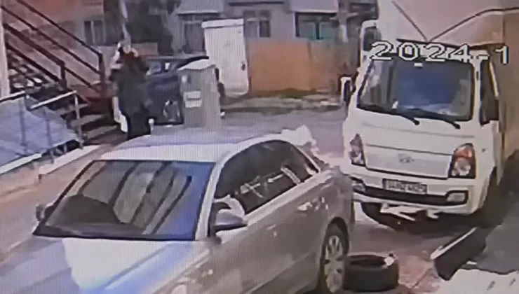 Apartman Penceresinden Atılan Çöp Poşeti Otomobile Zarar Verdi