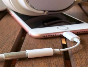 Apple, Lightning 3.5 mm kulaklık adaptörünün fişini çekmiş olabilir