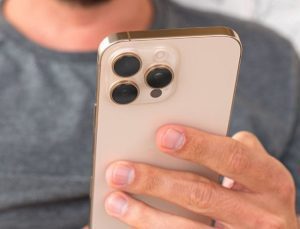 Apple, periskop telefoto özelliğini iPhone 17 serisinde de Pro modellerine özel tutabilir