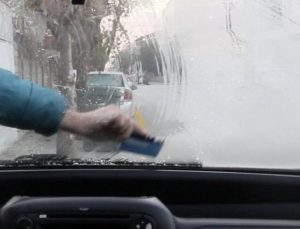 Araç sahiplerine pratik tavsiye: Araba camınızı koruyun, değerini düşürmeyin