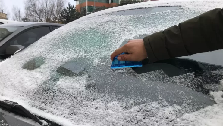 Ardahan’da Buzlu Yollar Zorluk Çıkarıyor