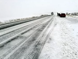 Ardahan’da Kar ve Buzlanma Nedeniyle Araçlar Yolda Kaldı