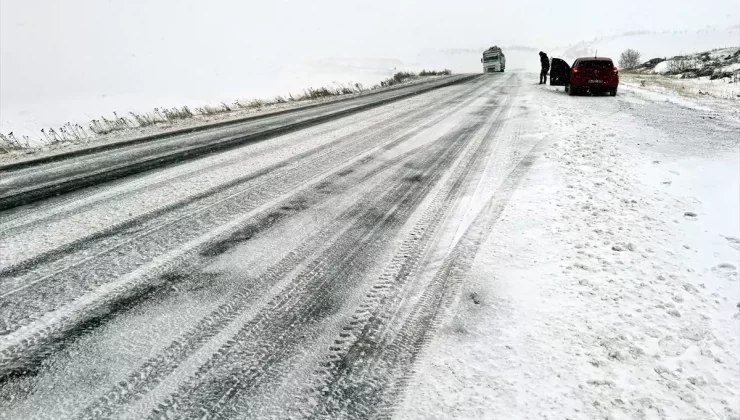 Ardahan’da Kar ve Buzlanma Nedeniyle Araçlar Yolda Kaldı