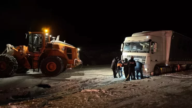 Ardahan’da Kar ve Tipi Nedeniyle Yolda Kalan TIR’lar Kurtarıldı