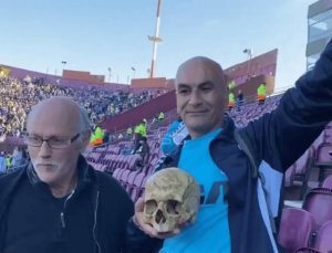 Arjantinli taraftar, yarış hayranı dedesinin kafatasını maça getirdi