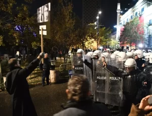 Arnavutluk’ta Hükümet Karşıtı Protesto Gerginliği