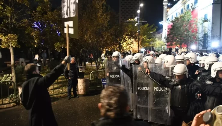Arnavutluk’ta Hükümet Karşıtı Protesto Gerginliği