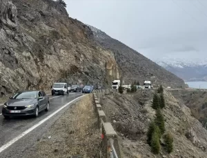 Artvin-Ardahan Yolunda Heyelan