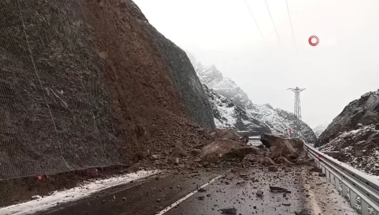 Artvin-Yusufeli Karayolu Heyelanla Kapandı
