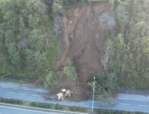 Artvin’de heyelan yolu kapattı