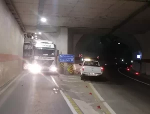 Artvin’de Tır Sıkıştı, Ulaşım Aksadı