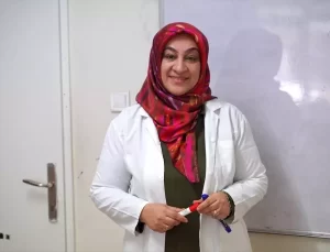 Aslı öğretmen işitme engellilere işaret dilini öğretiyor