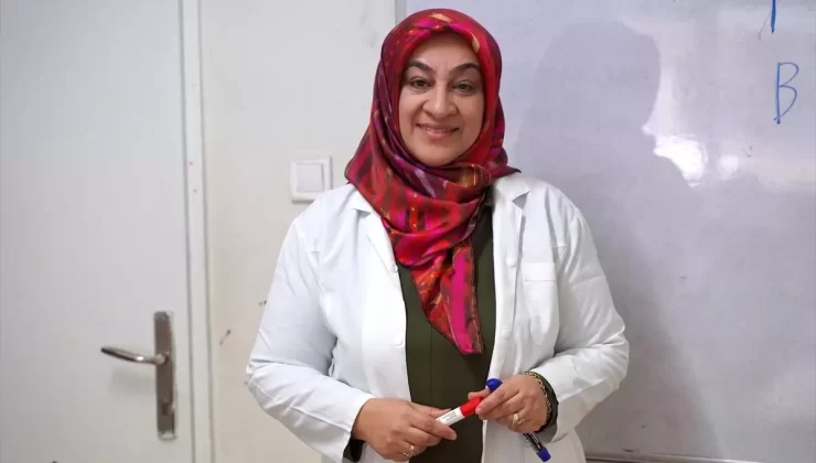 Aslı öğretmen işitme engellilere işaret dilini öğretiyor