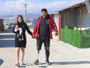 Asrın felaketinde bacaklarını kaybetmişti: Aylar sonra eşiyle el ele yürüdü