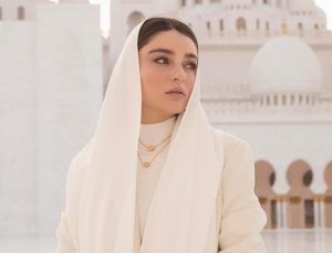 Ayça Ayşin Turan başını örttü! Güzel oyuncunun cami paylaşımı gündem oldu