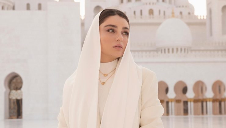 Ayça Ayşin Turan başını örttü! Güzel oyuncunun cami paylaşımı gündem oldu