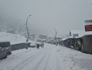 Ayder Yaylası’nda kar kalınlığı 20 santimetreyi buldu