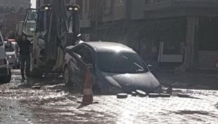 Aydın’da içme suyu hattı patladı: Otomobil içine düştü